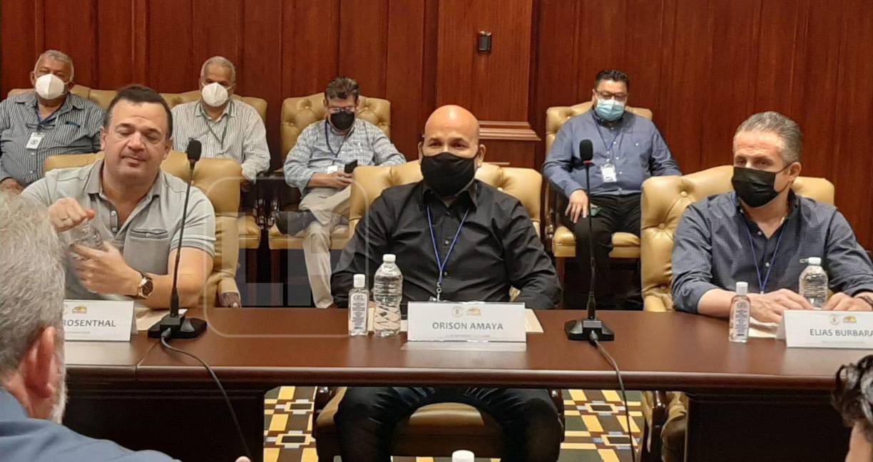 Yankel Rosenthal junto a Orinson Amaya y Elías Burbara estuvieron atentos a cada palabra del alcalde Roberto Contreras.