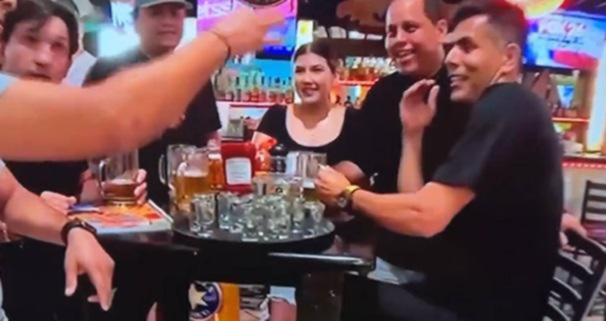 Ha causado furor lo que hicieron los ex jugadores profesionales, <b>Francisco</b> <b>Fonseca</b> y <b>Oswaldo</b> <b>Sánchez</b> en plena transmisión y es que se les vio bebiendo alcohol en vivo.