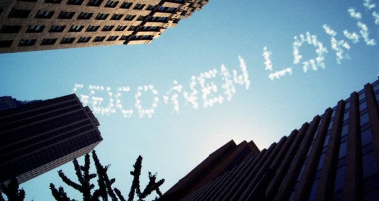 8.- Publicidad en el aire (Verne pronosticó que 'en el año 2889', habría 'publicidad atmosférica', lo que se podría entender hoy como los mensajes que se escriben en el cielo usando aviones.