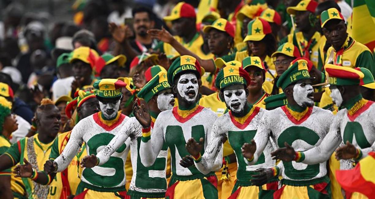 Los aficionados de Senegal llenaron el Estadio Al Thumama de un colorido festín. 