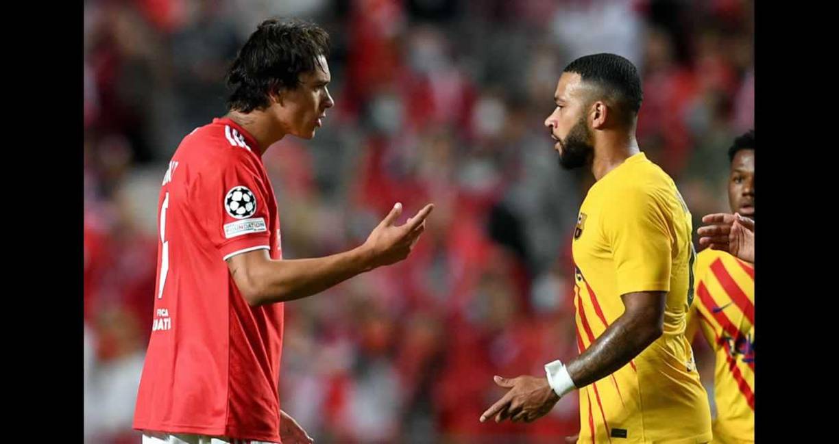 Darwin Núñez cara a cara con Memphis Depay.