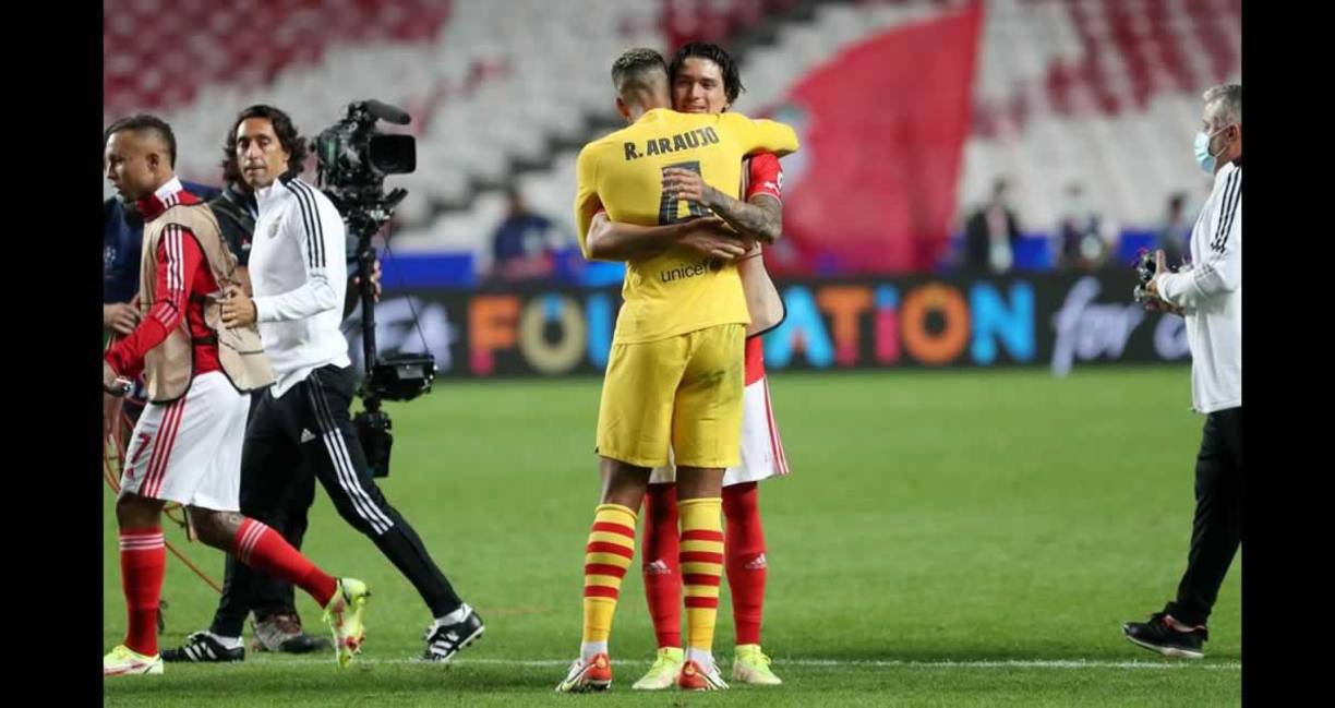 Abrazo de uruguayos. Ronald Araújo y Darwin Núñez se saludaron al final del partido.