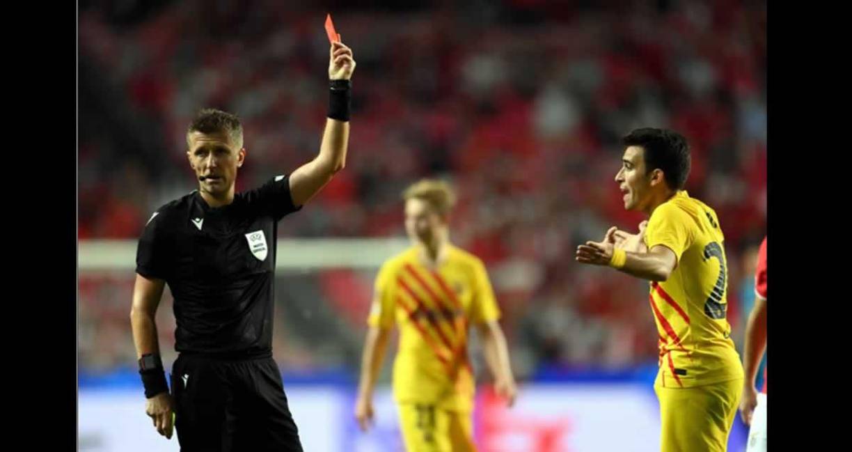 El árbitro italiano Daniele Orsato muestra la tarjeta roja a Eric García.
