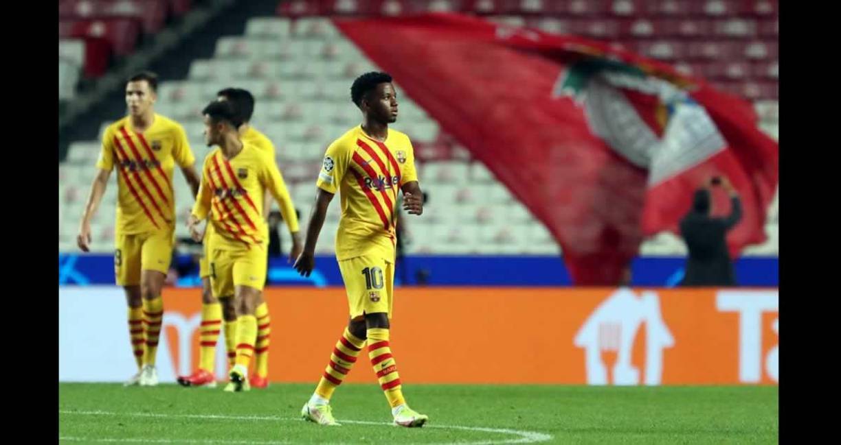 Ansu Fati y sus compañeros saliendo con rostros tristes por la derrota ante Benfica.