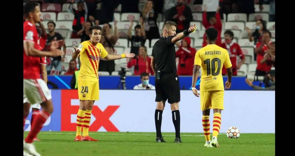 El árbitro italiano Daniele Orsato tras expulsar a Eric García.