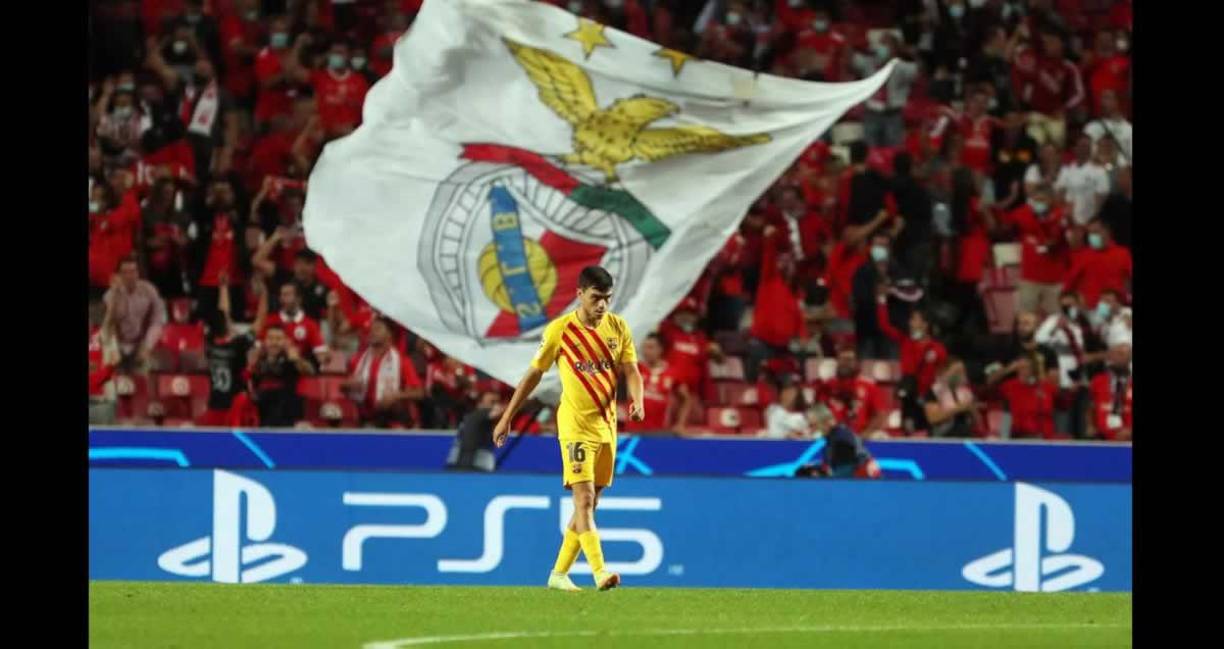 Pedri González saliendo del campo del Benfica cabizbajo tras la derrota.
