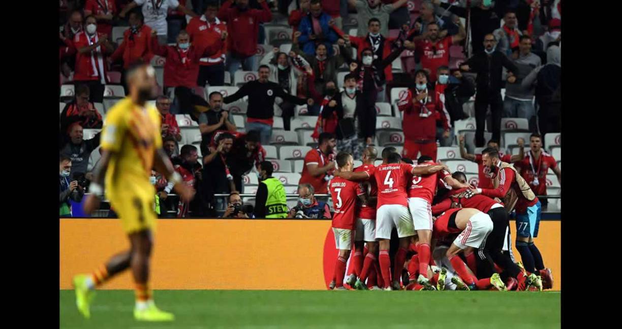 Los jugadores del Benfica celebran el segundo gol contra el Barcelona.