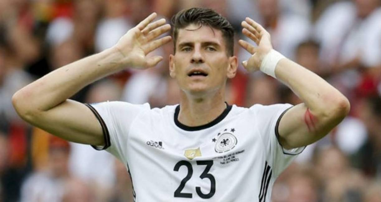 Mario Gómez: La superstición del hispan-alemán es cantar a pulmón el himno nacional y utilizar el baño más ubicado a la izquierda dentro del vestuario.