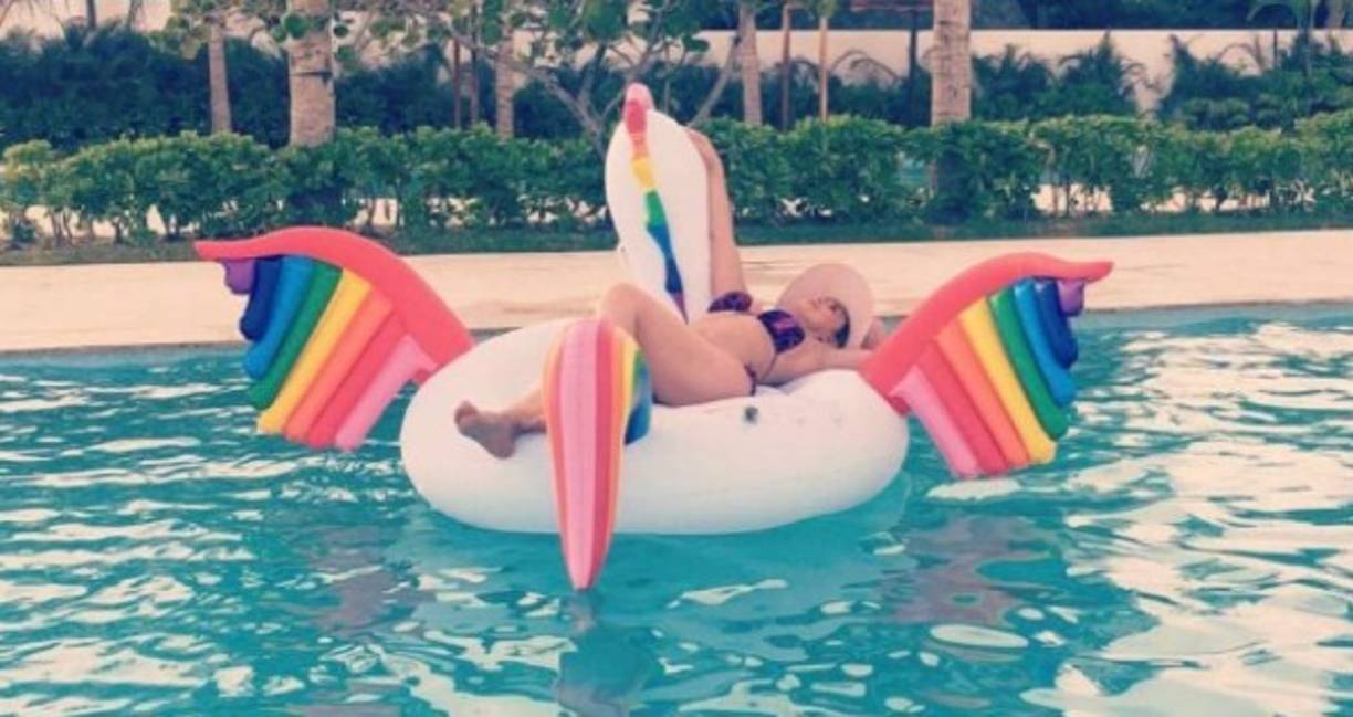 '#Compartiendo, disfrutándolo mucho. Me encanta que me consientan', escribió Arámbula junto a la imagen.