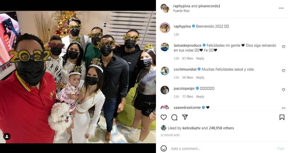 El productor Raphy Pina junto a su prometida, la cantante Natti Natasha y su familia. 