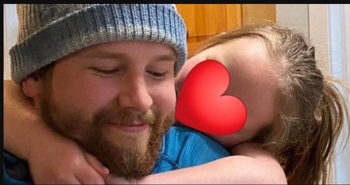 En el 2018 fue Axtell quien lo denunció por mala conducta sexual. “El demandado espera que le víctima vaya de paseo desde su centro de cuido e intenta hablar con ella... El ha estado ahí muchas veces acosando niños en su van”, plantea la petición citada por el Daily Mail. “Yo lo he visto estacionado justo cerca de la escuela...El es un convicto pedófilo y que acose e intente seducir a mi hija es completamente inapropiado y necesita parar”, añade el documento.