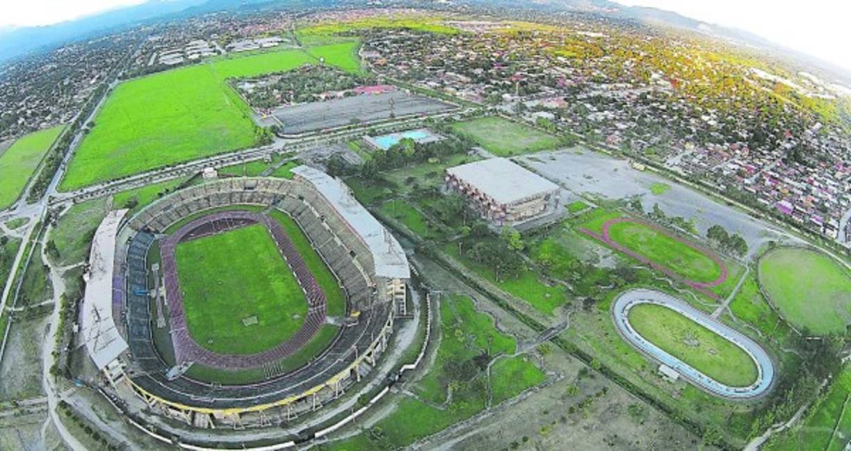 Los 2 complejos cuentan con estadios olímpicos y su respectivas pistas de tartán. Vale aclarar que el Olímpico Metropolitano es un estadio con todos los requerimientos y que puede albergar alrededor de 35,000 personas.