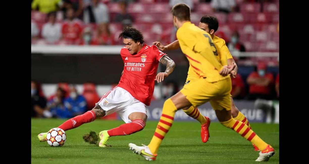 Darwin Núñez marcando el primer gol del Benfica.
