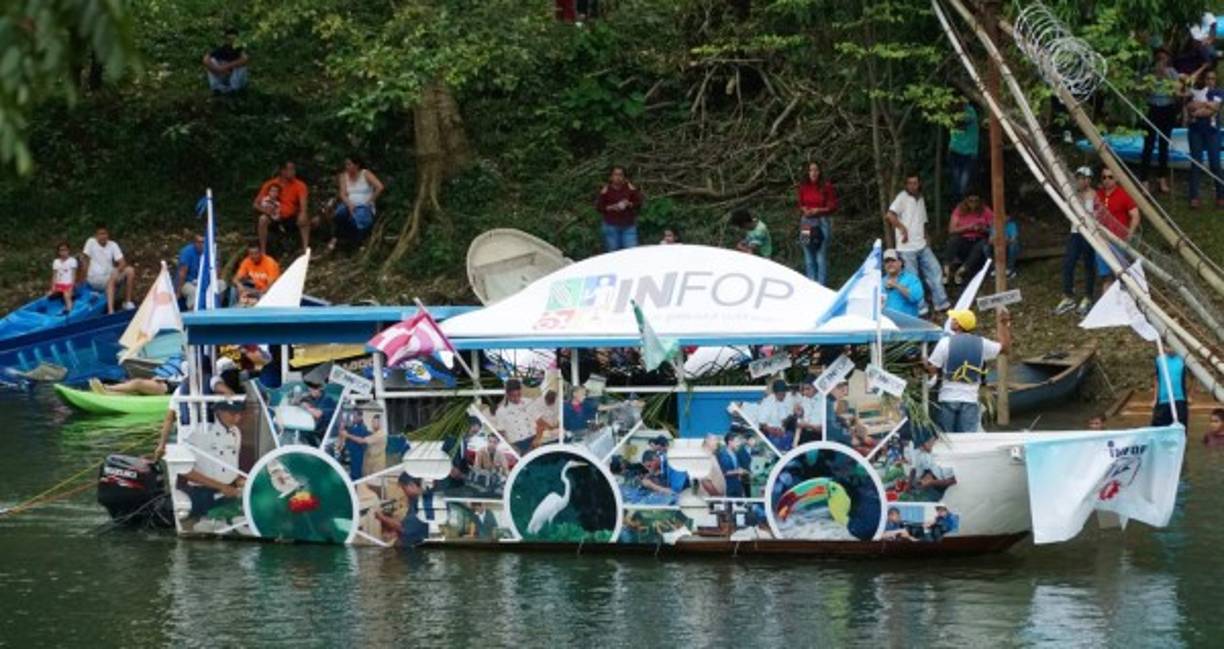 Varias de las carrozas que participaron en el desfile utilizaron materiales reciclados como decoración con el objetivo de concientizar sobre el cuidado del medio ambiente.