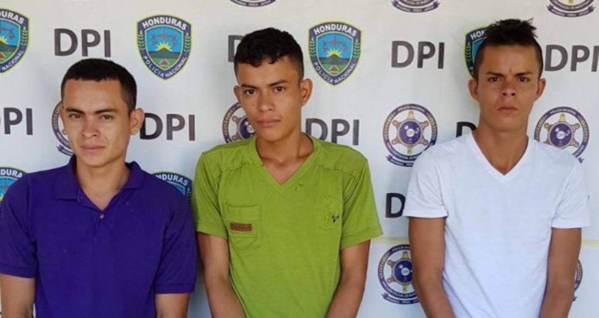 Se capturó a tres sujetos implicados en un asesinato durante allanamientos realizados en Cayo Campo de Tocoa. También se les decomisó un arma de fuego.