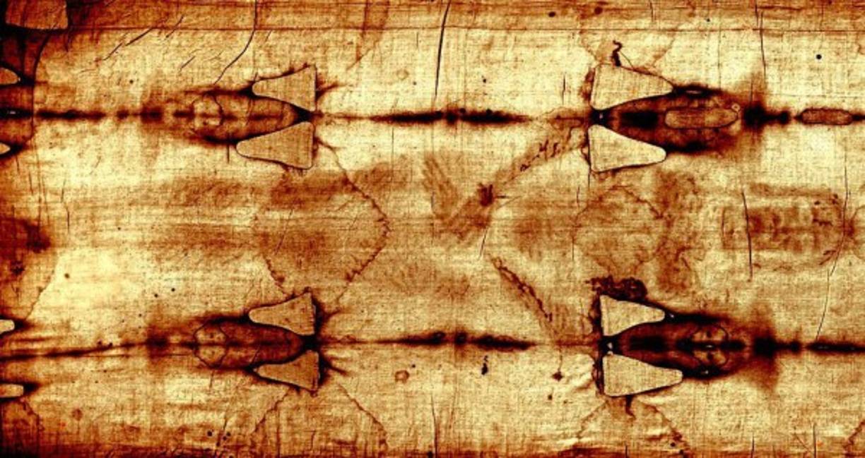 El Santo Manto o Sábana Santa es reconocida como el manto que envolvió el cuerpo del Señor Jesús luego de la crucifixión. Es una fina pieza de lino de 3 pies y 7 pulgadas de ancho y 14 pies y tres pulgadas de largo (exactamente 8 por 2 cubits, la antigua medida usada en Israel).