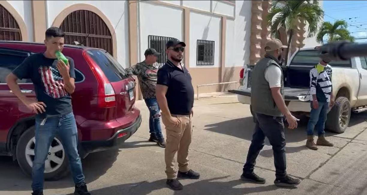 La Policía Nacional, por su parte, sostiene que el operativo buscaba garantizar la seguridad en un contexto de alto riesgo y calificó el decomiso de armas como una medida preventiva. 
