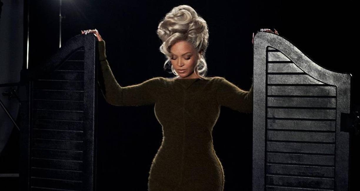 La revista repasa la trayectoria de Beyoncé Knowles desde que el 18 de marzo de 2000 encabezó el Billboard Hot 100 por primera vez en este siglo y lo hizo como miembro del cuarteto “Destiny’s Child”, que ya había alcanzado el número uno en las listas en 1999 con “Bills, Bills, Bills”.