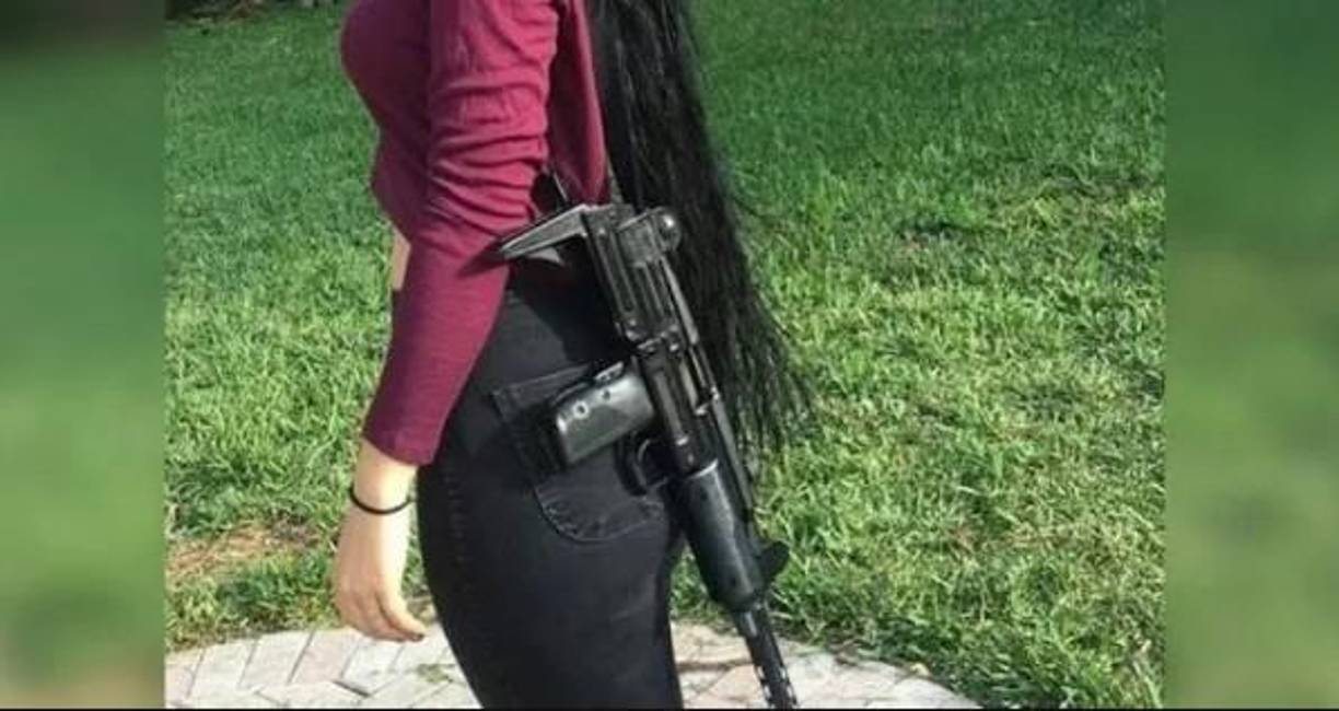 Sayhra, conocida por su belleza, fue capturada en junio de 2017 después de enfrentarse directamente al “Chapo” Guzmán y su gente. En el momento de su arresto, se encontraron 100 envoltorios de droga y cristal en su automóvil de lujo. Se la investigó por estar vinculada a varios asesinatos no solo en Chihuahua, sino también en Texas, Estados Unidos.