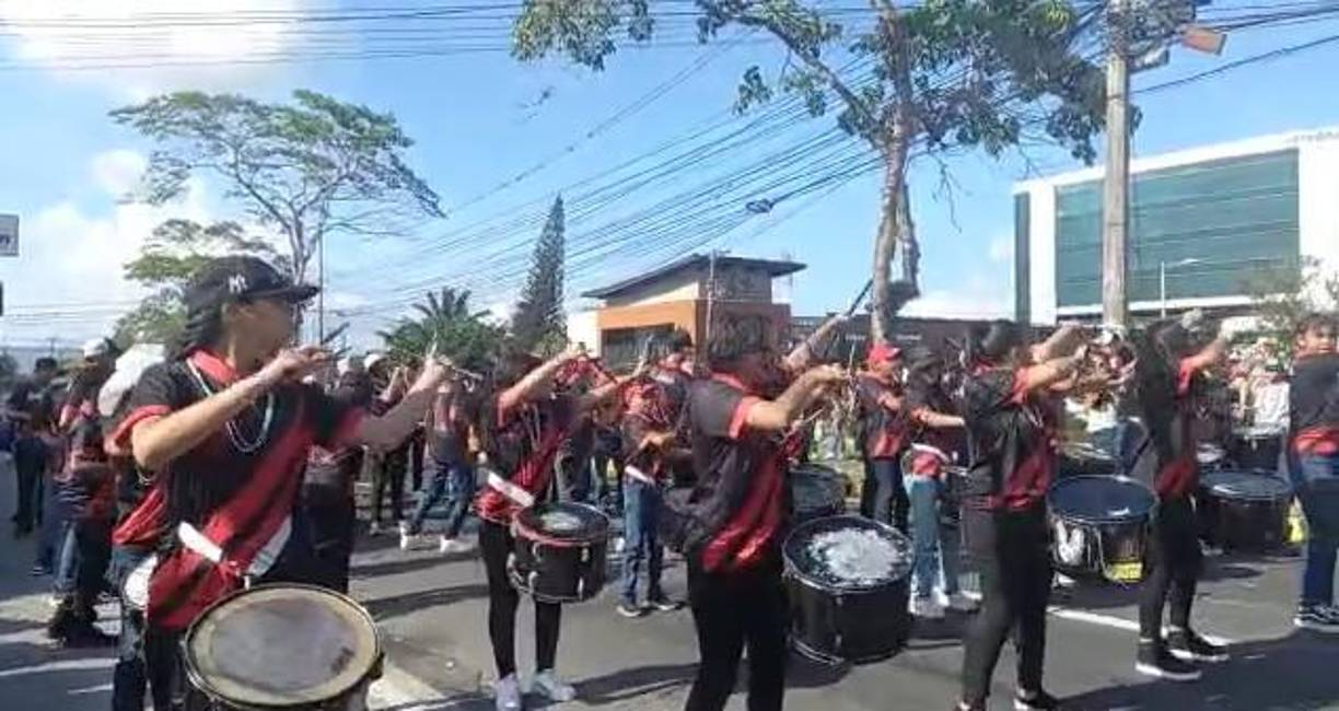 Asimismo se han unido a la celebración, que recorre Avenida Circunvalación, carros modificados y algunos jinetes, así como una docena de bandas musicales.