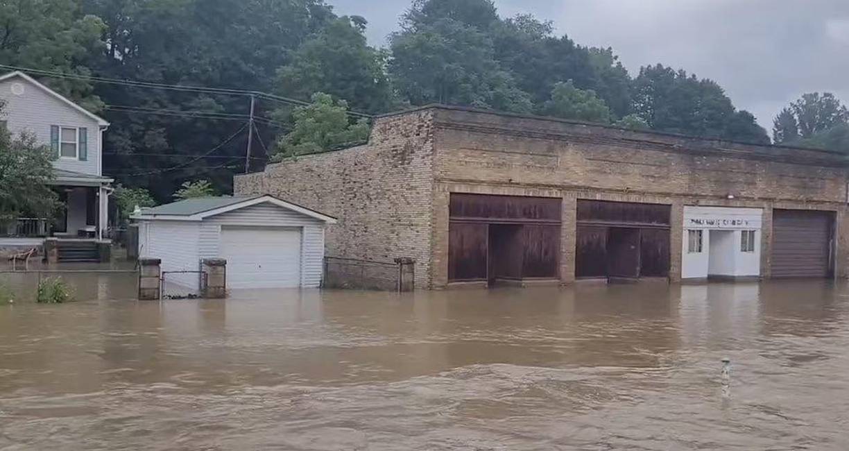 “Esperamos la pérdida de vidas, cientos perderán sus casas”, apuntó el gobernador.