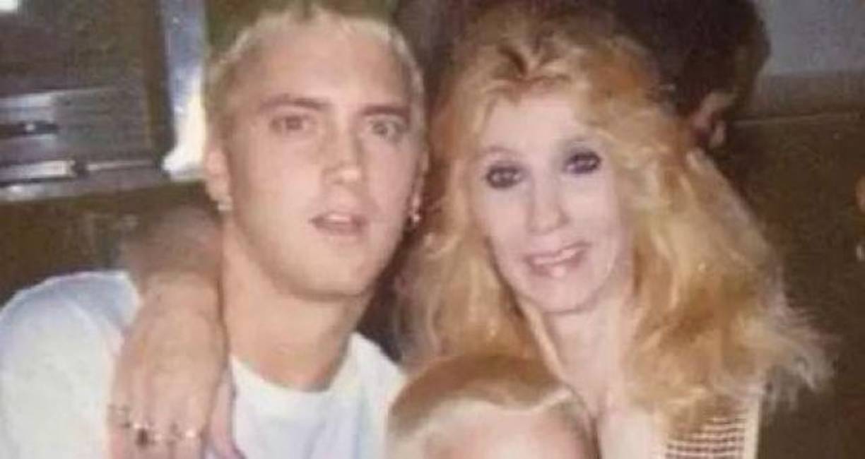 Sus padres se separaron antes de que cumpliera 10 años, lo que la obligó a asumir responsabilidades como la mayor de cinco hermanos.