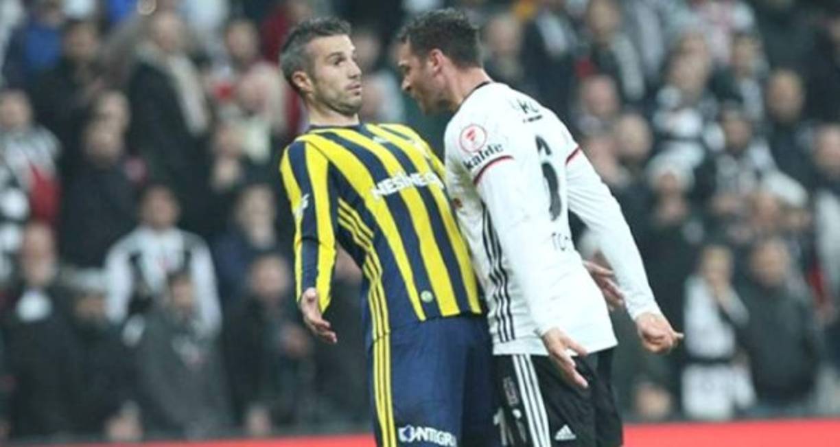 Van Persie del Fenerbahce desató las iras de los locales tras provocar la expulsión de Dusko Tosic. Él simuló un cabezazo de Tosic y provocó la roja del futbolista serbio, por lo que la pareja de el jugador se calentó.