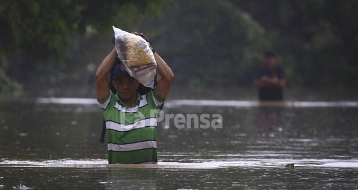 Este hombre lleva sacó sus pocas pertenencias, en su rostro se ve la tristeza por la situación que lamentablemente viven.