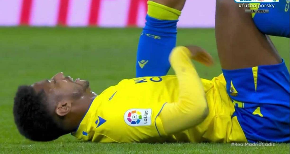 ‘Choco‘ Lozano se duele en el suelo tras la dura falta que le cometió David Alaba.