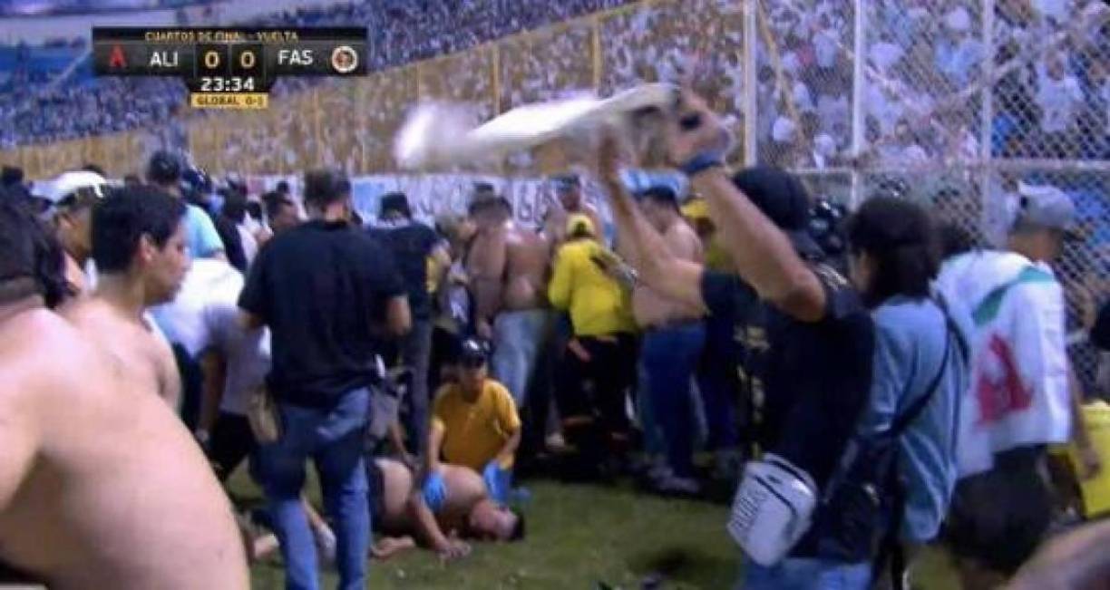 Uno de los detonantes del incidente para el director de Protección Civil, Luis Alonso Amaya, fue que los encargados del evento “no tuvieron el control estricto” y además los aficionados mostraron una actitud “muy reprochable” que al final “ha desencadenado” el percance.