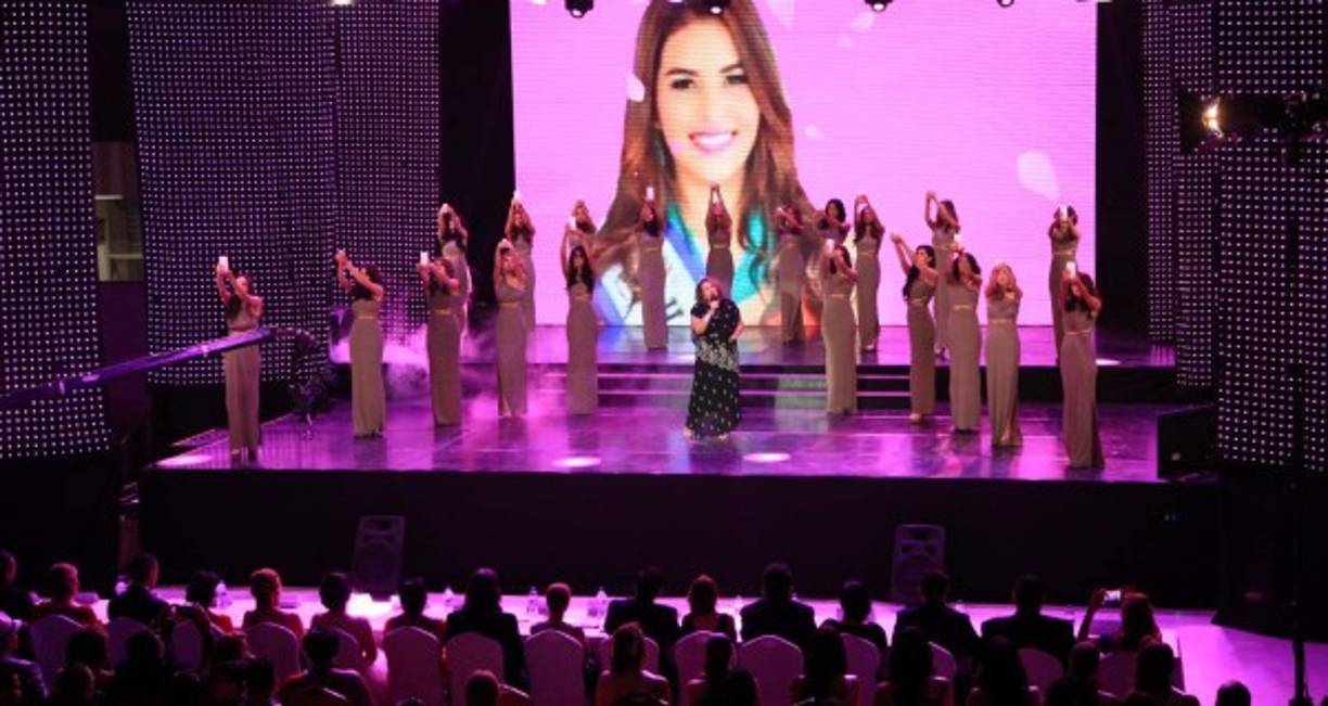 Oneyda de América al cantar 'Amor eterno' en el homenaje a María José Alvarado.