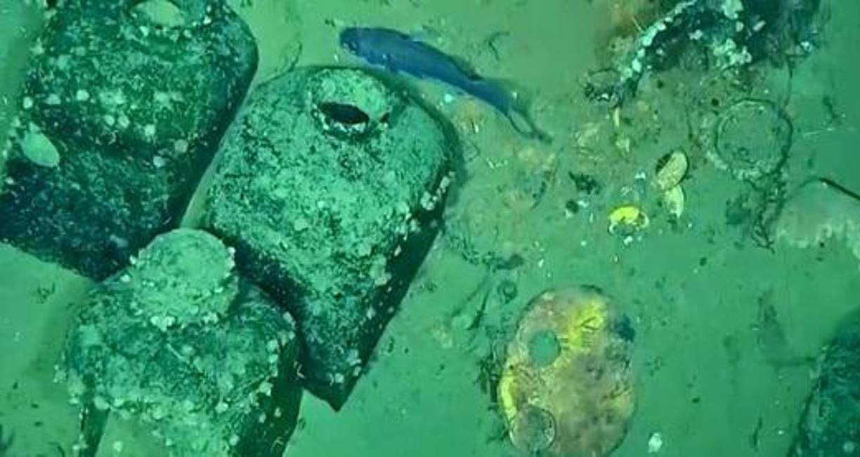 El anuncio sobre el comienzo de la extracción coincide con el litigio entre el Estado colombiano y la empresa estadounidense Sea Search Armada, compañía que asegura que encontró el <b>galeón</b> antes, por lo que reclama derechos sobre el 50% del tesoro, cuyo valor está estimado en hasta 20.000 millones de dólares, según la demanda.