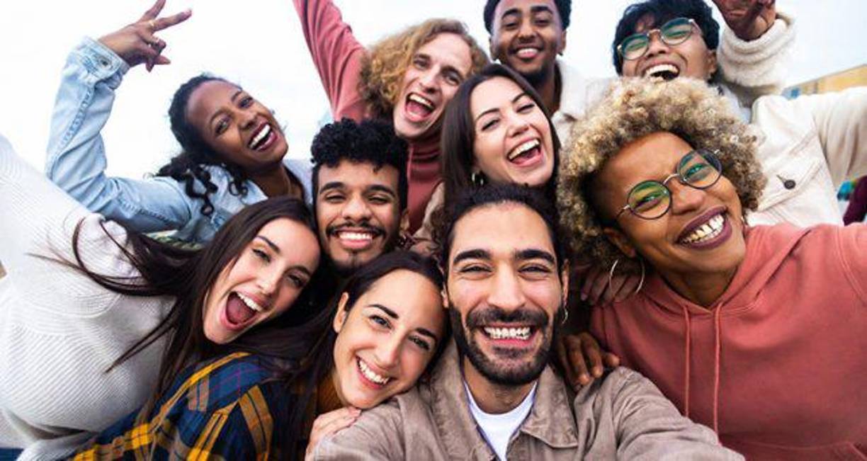 <b>¿Cómo se entrena el sentido del humor?</b>- Acércate a personas que tengan un buen sentido del humor.<br />- Consume cultura humorística.<br />- Mírate al espejo y empieza por practicar el humor sobre ti mismo/a.<br />- Así aprenderás dónde están los límites: no te rías de los demás sobre aspectos de los que no te reirías de ti mismo.<br />- Aprende a tener distintas miradas de las mismas cosas.