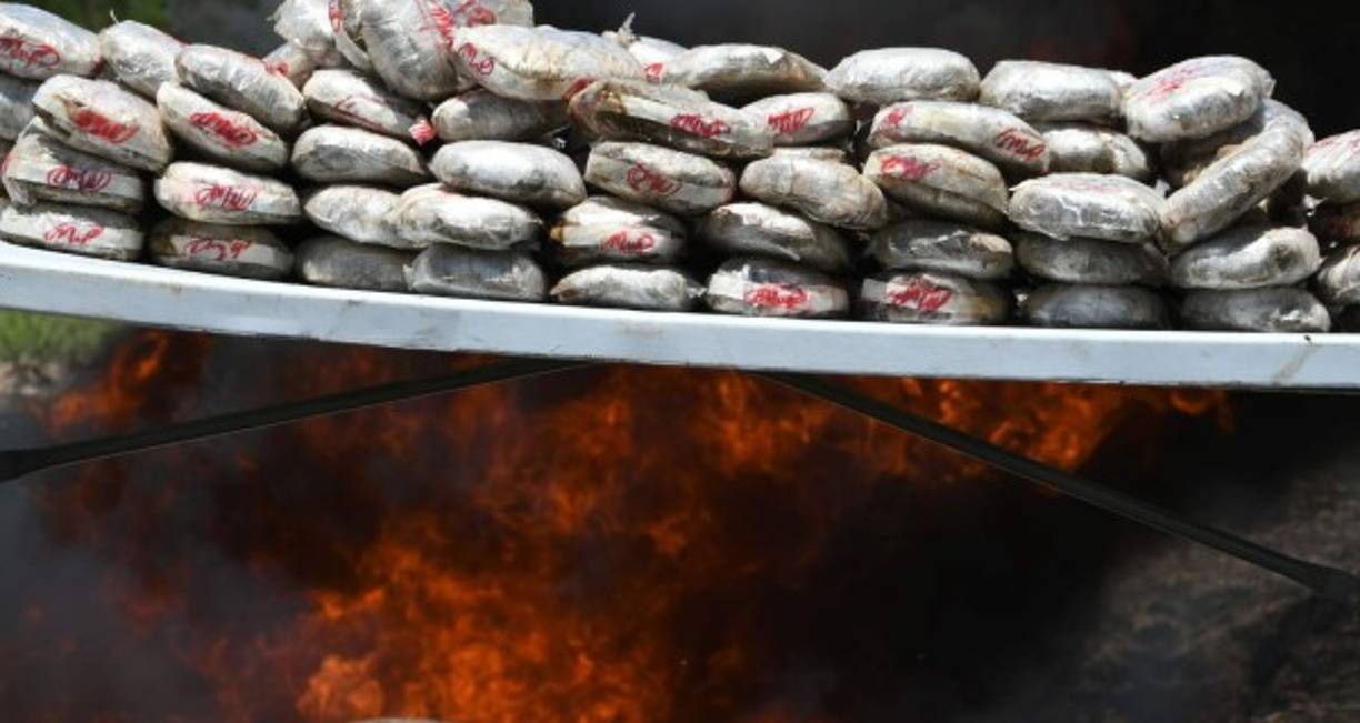 La aeronave con droga cayó en un pantano y se incendió con los dos tripulantes. AFP