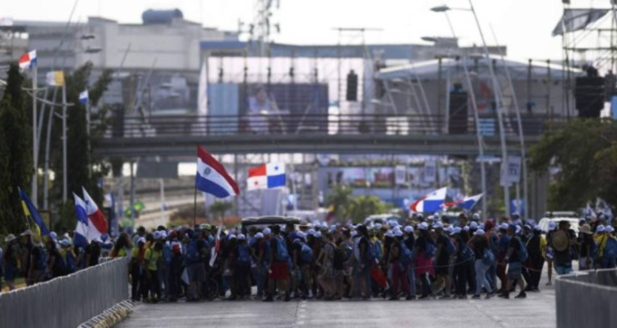 El arzobispo de Panamá, José Domingo Ulloa, oficiará una misa de bienvenida a los peregrinos a partir de las 18.00 hora local (23.00 GMT) allí, el mismo lugar en el que Francisco se encontrará con los jóvenes el próximo jueves en una misa campal.