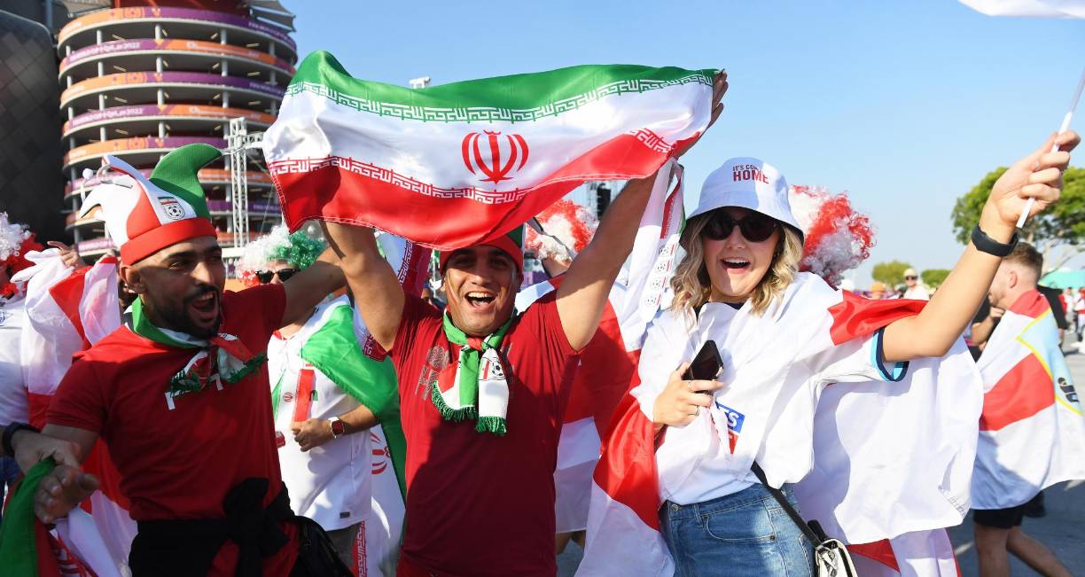 Aficionados de Irán e Inglaterra compartieron en las afueras del estadio. Se vivió una fiesta deportiva.