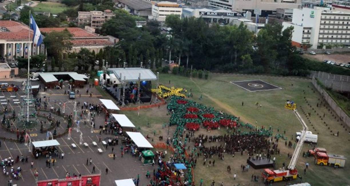 Honduras rompe récord Guinness del árbol humano de Navidad más grande del mundo.