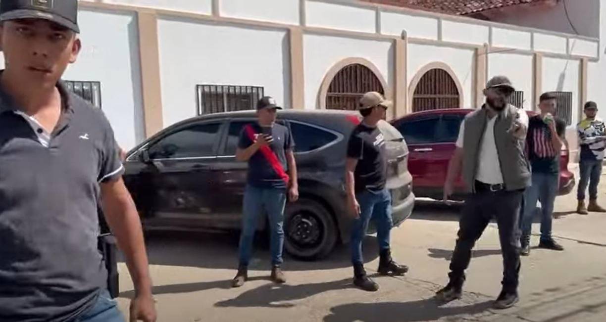 Adentro de la iglesia, los familiares de Oseguera vivieron momentos de pánico. Iris Orellana, sobrina del fallecido, relató que muchas personas buscaron refugio debajo del ataúd por temor a que se desatara un enfrentamiento armado