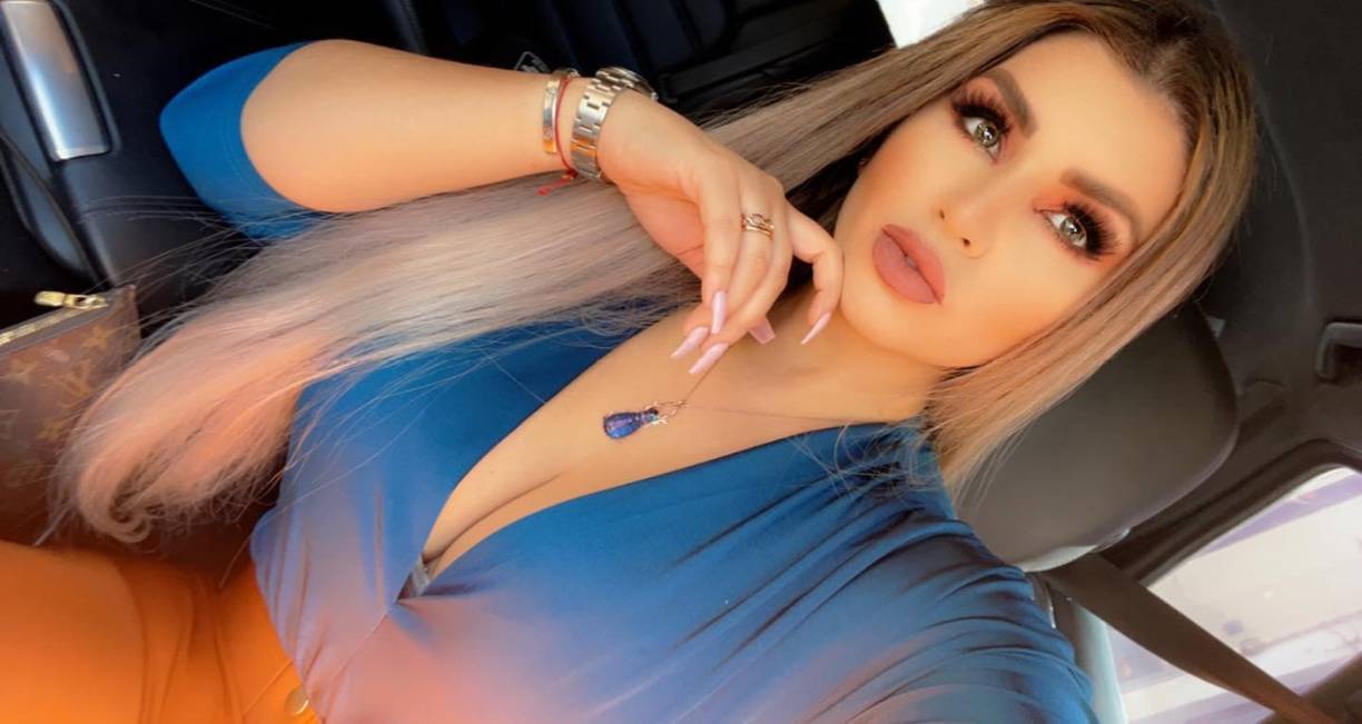 Ella le insistió que le dijera a dónde viajarían para poder escoger su ropa. Finalmente le dijo que irían a Francia. La llevó a cenar a un hermoso restaurante y ahí le pidió que fuera su esposa.