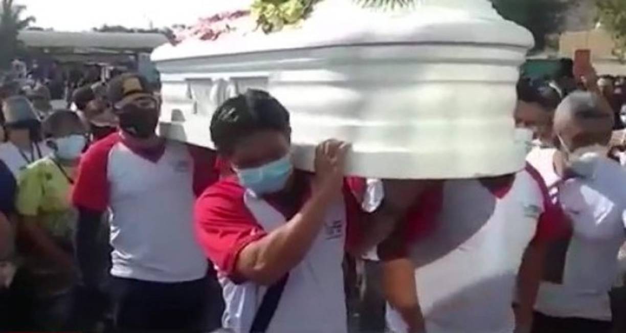 Familiares, vecinos y amigos de Fiorela Liseth Díaz Díaz que estaban en el exterior de la vivienda de la empresaria, pidieron cadena perpetua para el asesino.<br/>