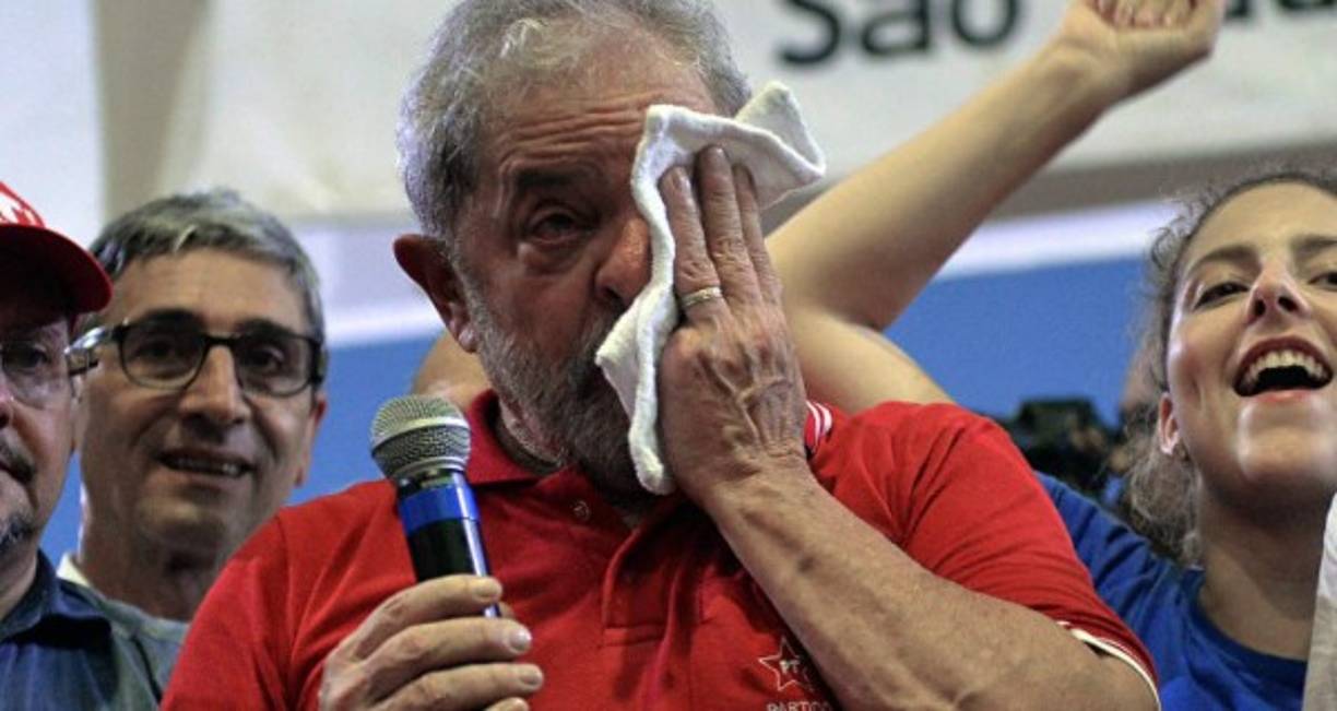 Lula, quien gobernó Brasil entre 2003 y 2010, fue condenado por corrupción pasiva tras ser hallado culpable de aceptar sobornos de la constructora OAS por más de un millón de dólares, monto de compra de un apartamento triplex en la localidad costera de Guarujá, en el estado de Sao Paulo.
