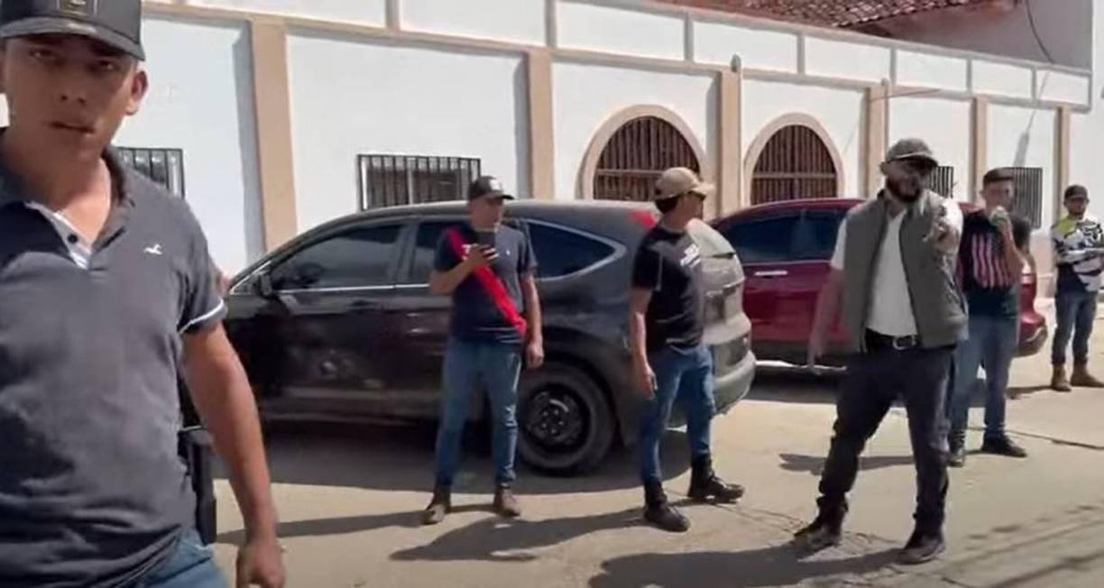 Según Orellana, el disparo causó tal impacto que algunos familiares buscaron refugio debajo del ataúd por miedo a lo que pudiera ocurrir. 