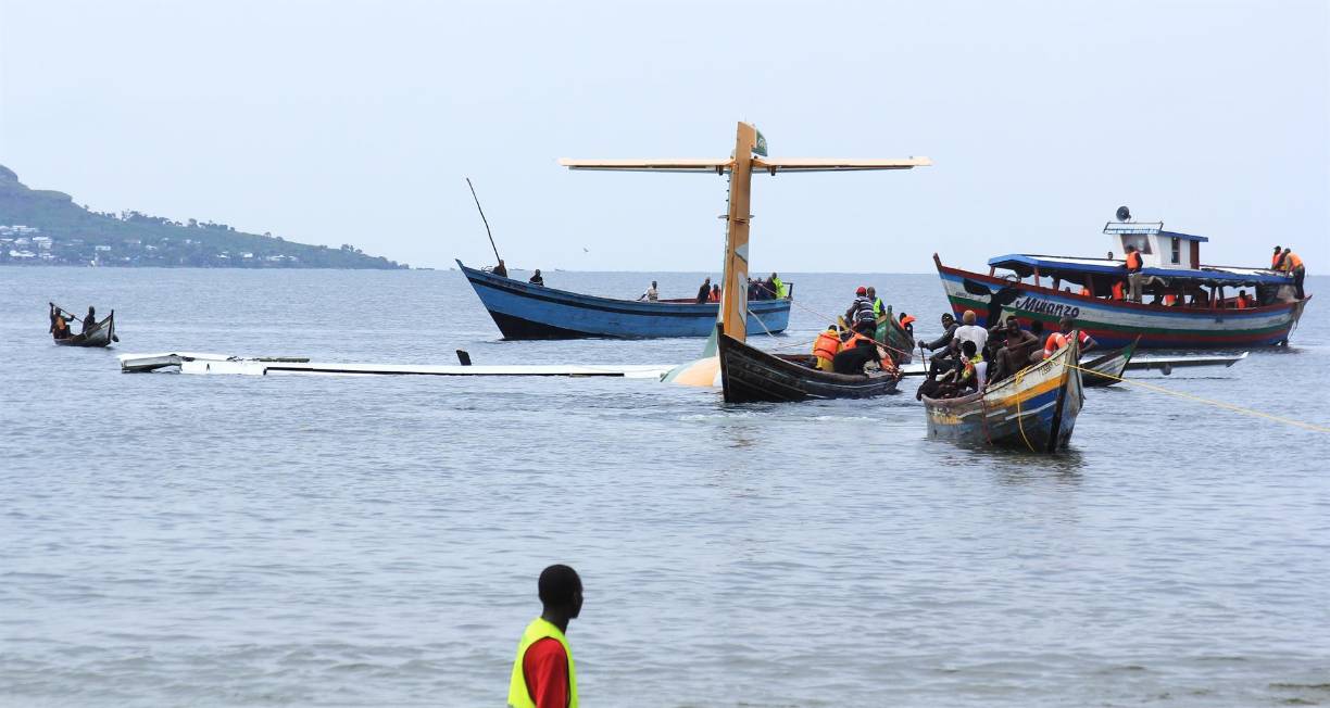 El avión cayó al “agua a unos 100 metros del aeropuerto”, informó a la prensa el responsable regional de la policía William Mwampaghale, en el aeropuerto de Bukoba.