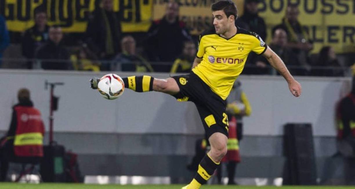 Sokratis Papastathopoulos es un defensor central griego que juega en el Borussia Dortmund.