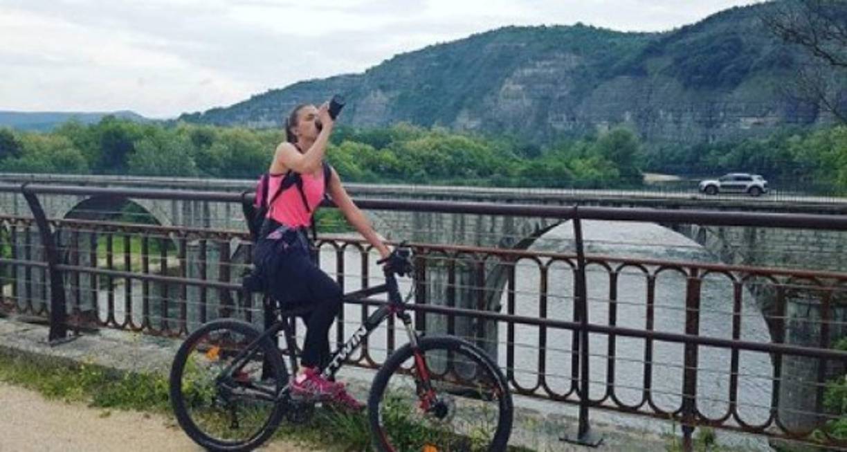 Estaba paseando en bicicleta con un amigo en un pequeño camino rural cuando ocurrió el accidente.