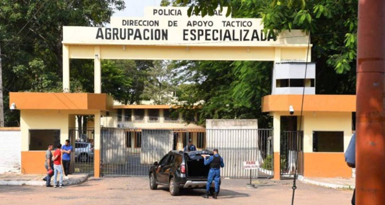 Ronaldinho está bajo las rejas en el 'Cuadrilátero', un sector ubicado en la planta alta del edificio principal que alberga a policías con procesos judiciales, además de políticos procesados por corrupción y narcotraficantes.