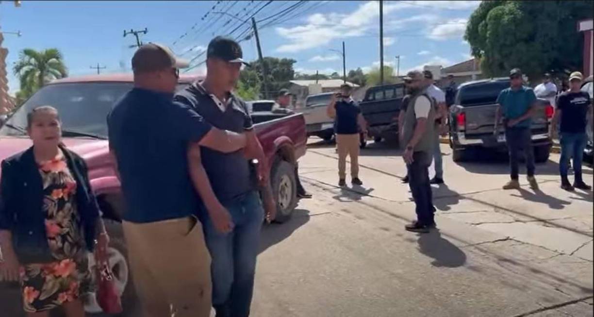 El temor no terminó ahí. Orellana relató que, al intentar sacar el cuerpo de su tío de la iglesia, sintieron una constante amenaza.