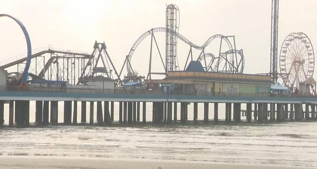 De un momento a otro estos desaparecieron de la vista de todos, lo que motivó el llamado de emergencia a los patrulleros de la playa, así como a los equipos de rescate en la ciudad de Galveston.