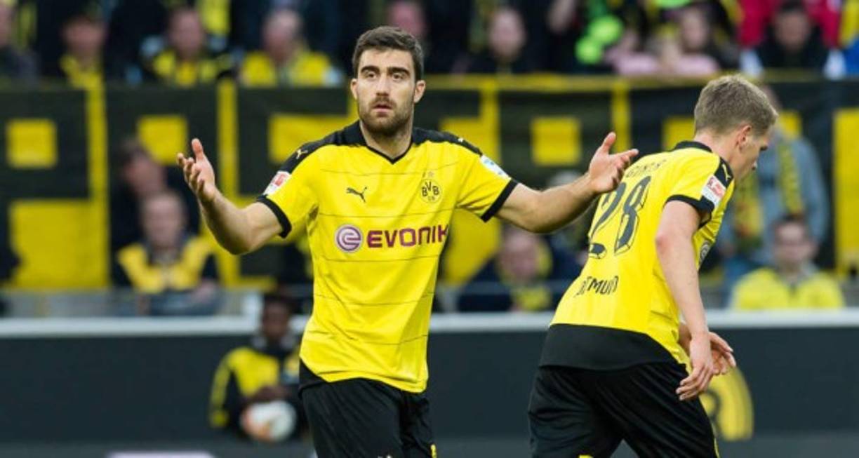 Como su apellido Papastathopoulos no cabe en su camiseta del club, su nombre de pila Sócrates generalmente se muestra en su lugar; sin embargo, un apodo más común para él es Papa.