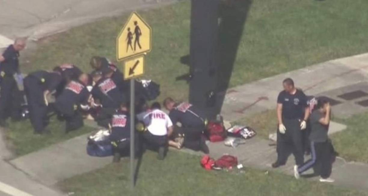 El sospechoso del tiroteo que todavía no ha sido localizado viste pantalón negro y fue visto por última vez en el ala oeste del centro educativo, recogió el canal 7 News Miami.